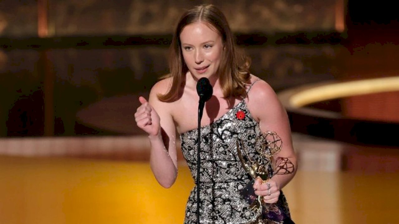 77th-emmys:-hannah-einbinder,-jeff-hiller-win-outstanding-supporting-comedy-actress,-actor