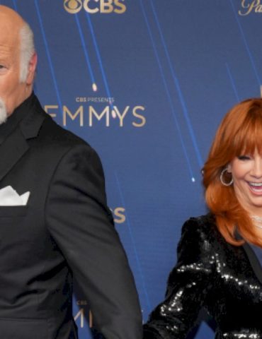 thank-you-for-being-a-fiance:-reba-mcentire-&-rex-linn-reveal-engagement-at-emmys