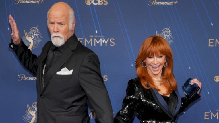 thank-you-for-being-a-fiance:-reba-mcentire-&-rex-linn-reveal-engagement-at-emmys