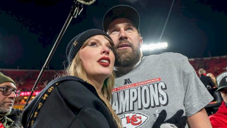 taylor-and-travis’-engagement-celebrated-in-massive-missouri-corn-maze