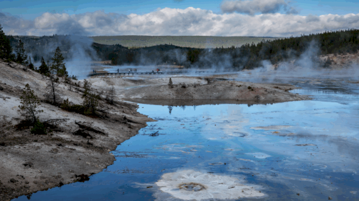 29-year-old-man-attacked-by-bear-in-yellowstone-national-park
