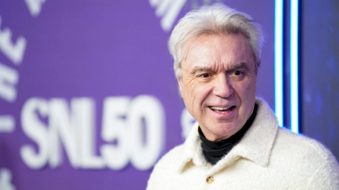 david-byrne,-members-of-fleetwood-mac-to-appear-on-deluxe-edition-of-miley-cyrus’-latest-album