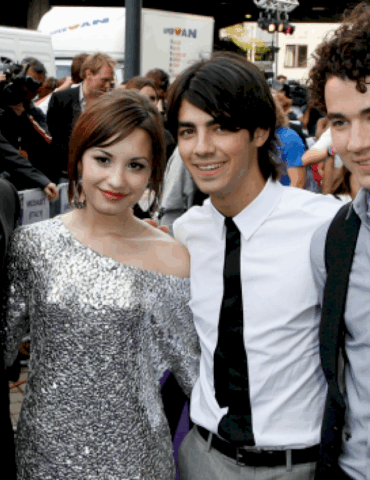 ‘camp-rock-3’-officially-happening-at-disney-channel-with-jonas-brothers,-demi-lovato