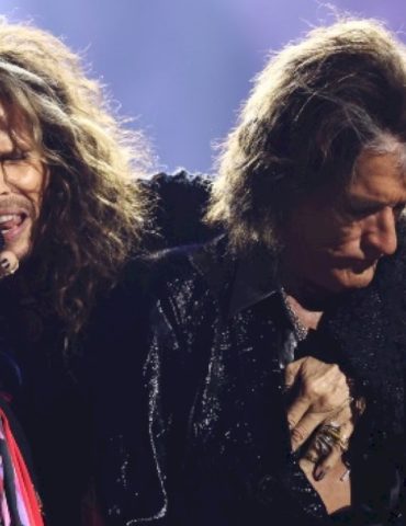 aerosmith’s-steven-tyler-joins-the-joe-perry-project-at-the-hollywood-bowl