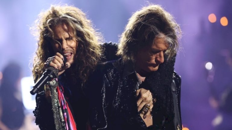 aerosmith’s-steven-tyler-joins-the-joe-perry-project-at-the-hollywood-bowl