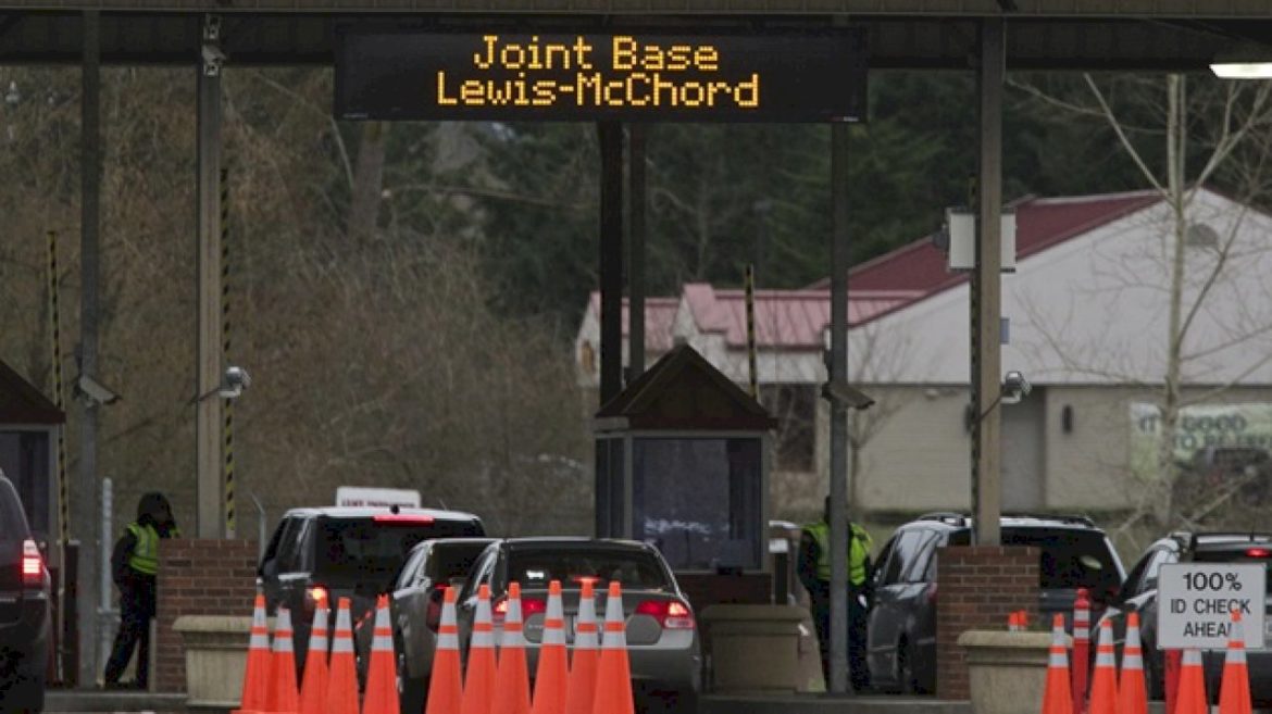 military-helicopter-crashes-near-base-in-washington-state,-official-says