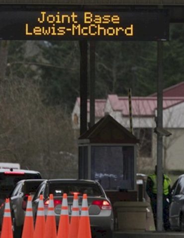 military-helicopter-crashes-near-base-in-washington-state,-official-says