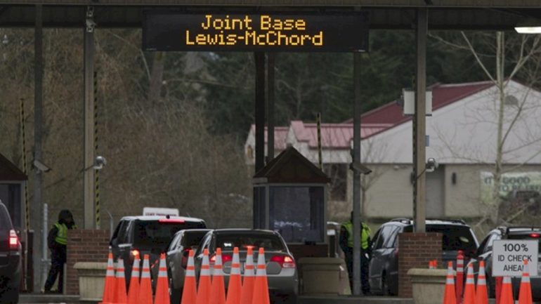military-helicopter-crashes-near-base-in-washington-state,-official-says