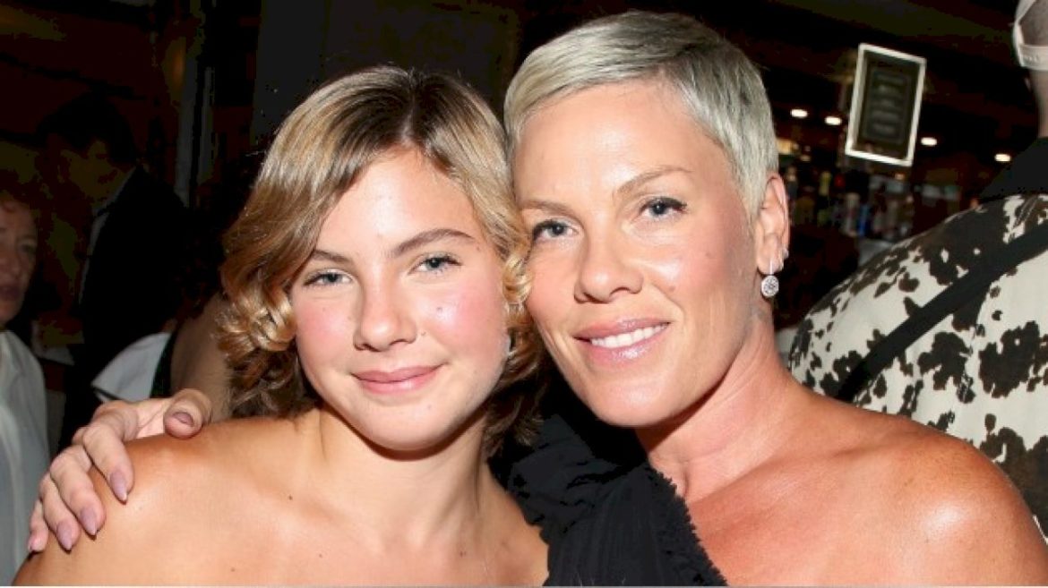pink-and-daughter-willow-join-hugh-jackman-onstage-at-new-york’s-radio-city-music-hall