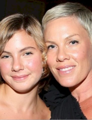 pink-and-daughter-willow-join-hugh-jackman-onstage-at-new-york’s-radio-city-music-hall