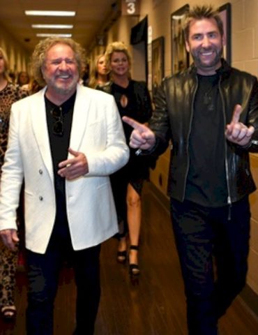 look-at-this-‘photograph’-of-chad-kroeger,-sammy-hagar-and-charlie-benante