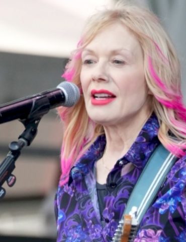 heart’s-nancy-wilson-helps-chappell-roan-perform-‘barracuda’-at-new-york-show