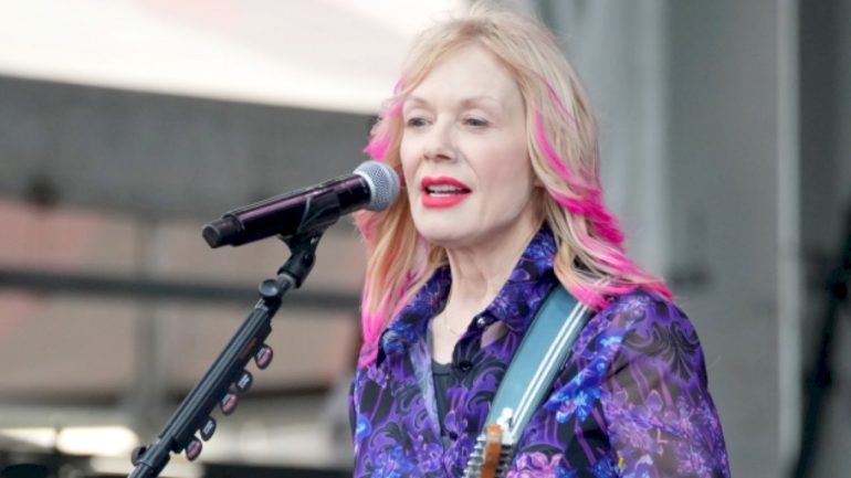 heart’s-nancy-wilson-helps-chappell-roan-perform-‘barracuda’-at-new-york-show