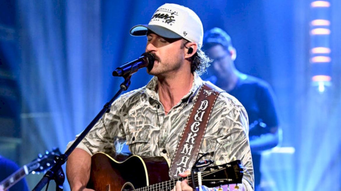 staying-true-to-his-alabama-roots?-riley-green-says-‘don’t-mind-if-i-do’