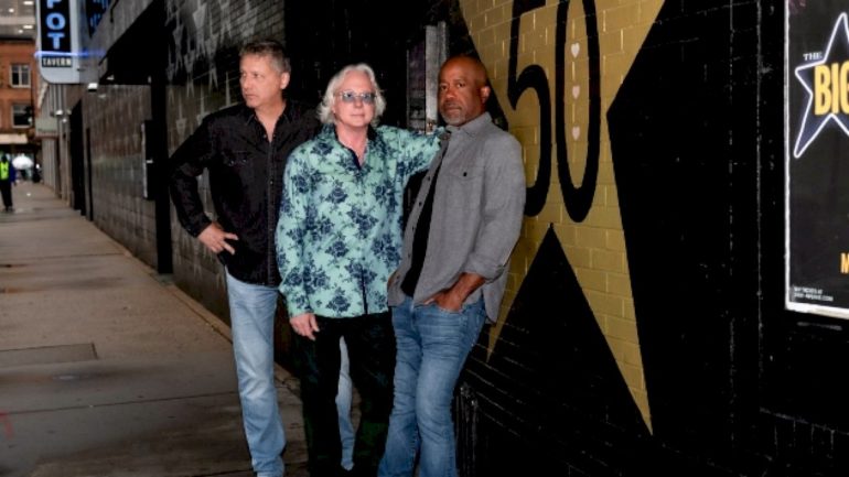 members-of-rem.,-the-black-crowes,-hootie-&-the-blowfish-form-supergroup-howl-owl-howl