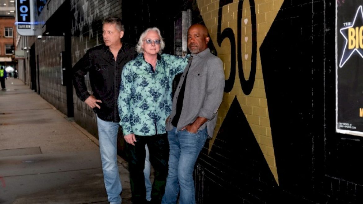 darius-rucker’s-ready-to-howl-owl-howl-with-members-of-rem.-&-the-black-crowes