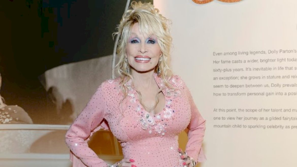 dolly-parton-postpones-las-vegas-residency,-citing-‘health-challenges’