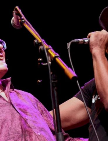 rem.’s-‘everybody-hurts’-covered-by-darius-rucker-in-honor-of-his-new-band-with-mike-mills