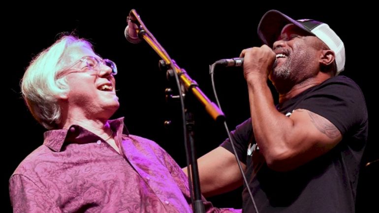 rem.’s-‘everybody-hurts’-covered-by-darius-rucker-in-honor-of-his-new-band-with-mike-mills