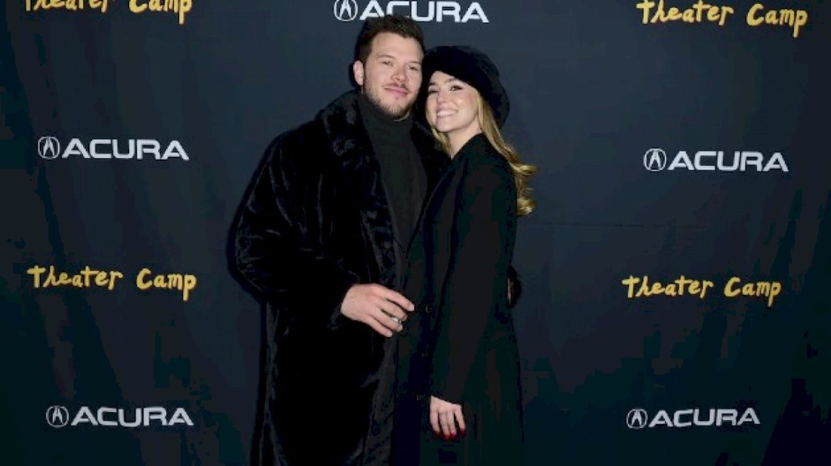 zoey-deutch-announces-engagement-to-jimmy-tatro