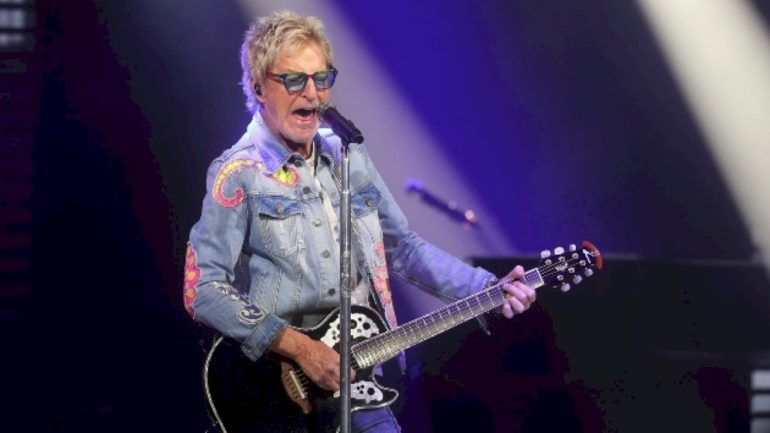 reo-speedwagon-members-reunite-for-university-of-illinois-homecoming-game-halftime-performance