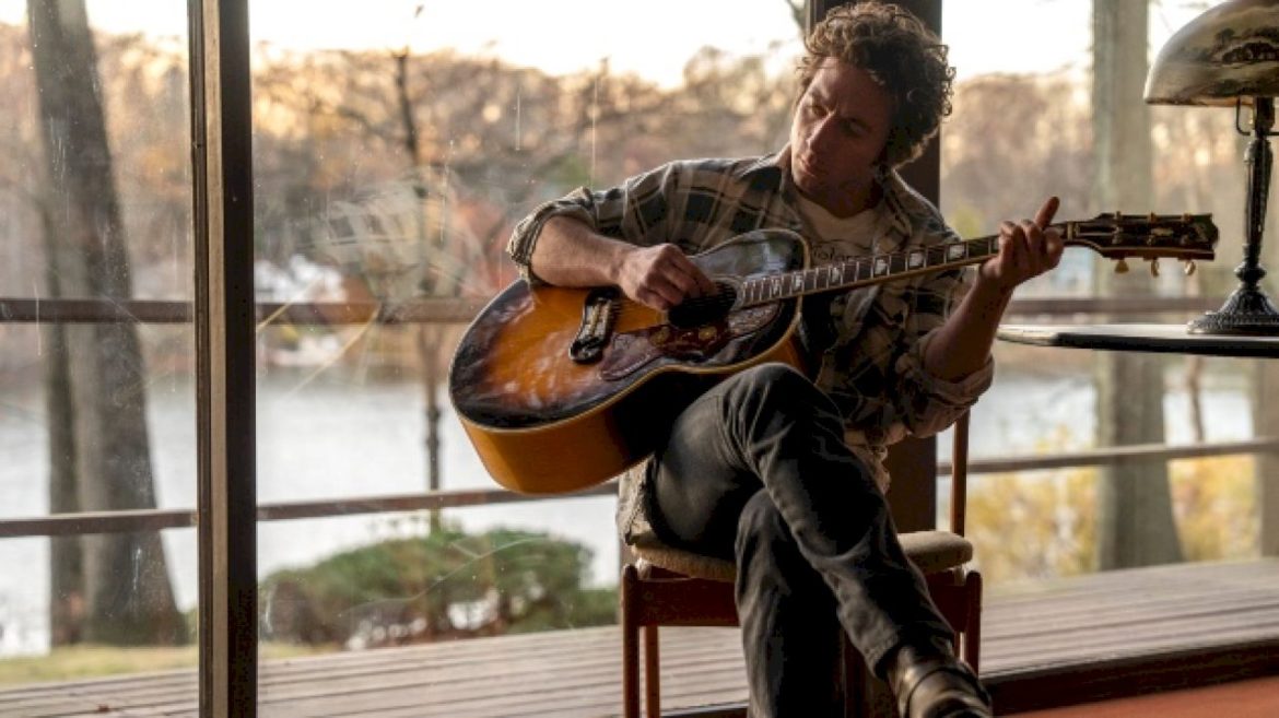 jeremy-allen-white-on-finding-a-‘tether’-to-bruce-springsteen