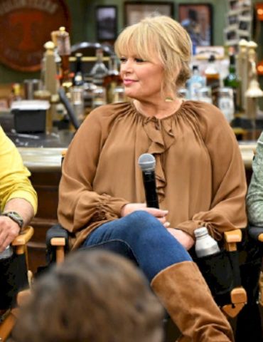 reba-mcentire-reunites-with-‘reba’-castmates