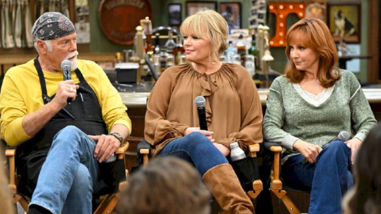 reba-mcentire-reunites-with-‘reba’-castmates