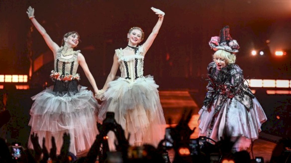‘wednesday’-stars-join-lady-gaga-onstage-for-‘the-dead-dance’