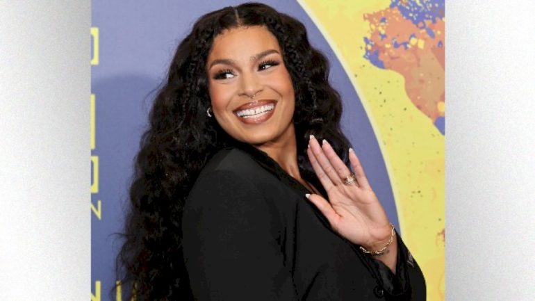 reunited:-former-opening-act-jordin-sparks-joins-jonas-brothers-onstage-in-arizona