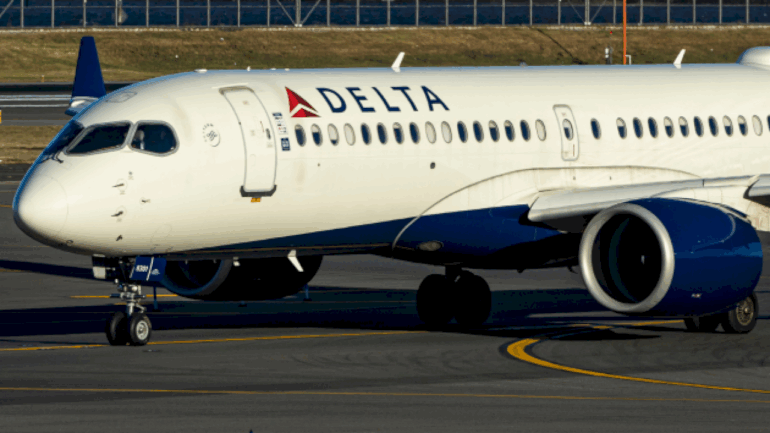 1-flight-attendant-injured-after-delta-regional-jets-collide-at-laguardia-airport,-airline-says