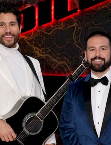 dan-+-shay-return-to-social-media-to-tease-christmas-song,-new-album-&-more-surprises