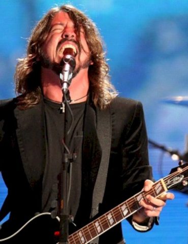 learn-to-fly:-dave-grohl-goes-bird-watching-on-foo-fighters’-tour-of-asia