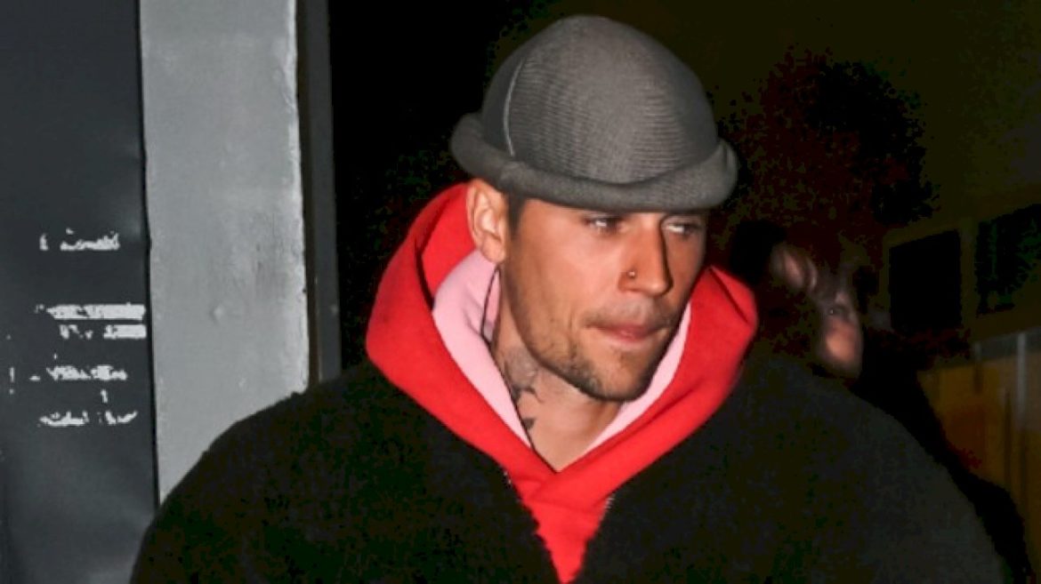 justin-bieber-drinks-beer-in-an-empty-scottish-pub-in-‘bad-honey’-video