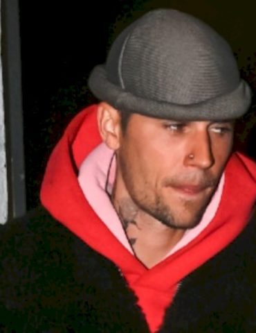 justin-bieber-drinks-beer-in-an-empty-scottish-pub-in-‘bad-honey’-video