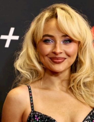 sabrina-carpenter-keeps-it-clean-during-grand-ole-opry-debut