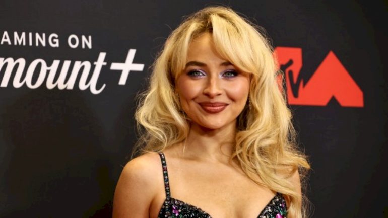 sabrina-carpenter-keeps-it-clean-during-grand-ole-opry-debut