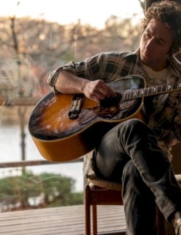 new-clip-highlights-jeremy-allen-white-as-bruce-springsteen-in-‘deliver-me-from-nowhere’