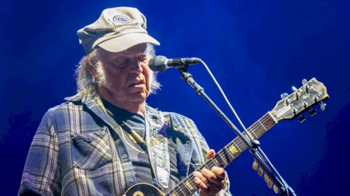 neil-young-says-he’s-pulling-his-music-from-amazon