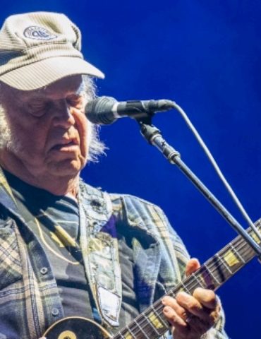 neil-young-says-he’s-pulling-his-music-from-amazon