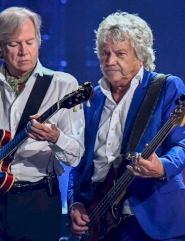 moody-blues’-justin-hayward-pays-tribute-to-the-late-john-lodge