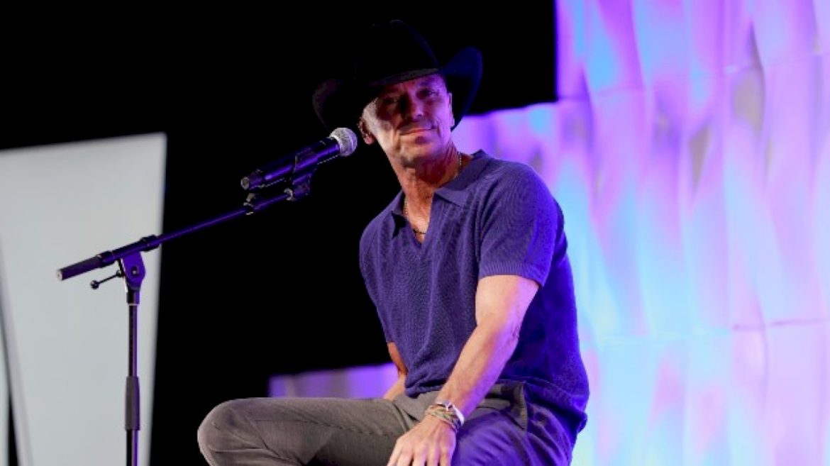 kenny-chesney’s-birthday-present-to-megan-moroney-has-her-‘screaming,-crying,-throwing-up’