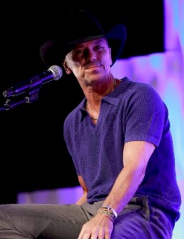 kenny-chesney’s-birthday-present-to-megan-moroney-has-her-‘screaming,-crying,-throwing-up’