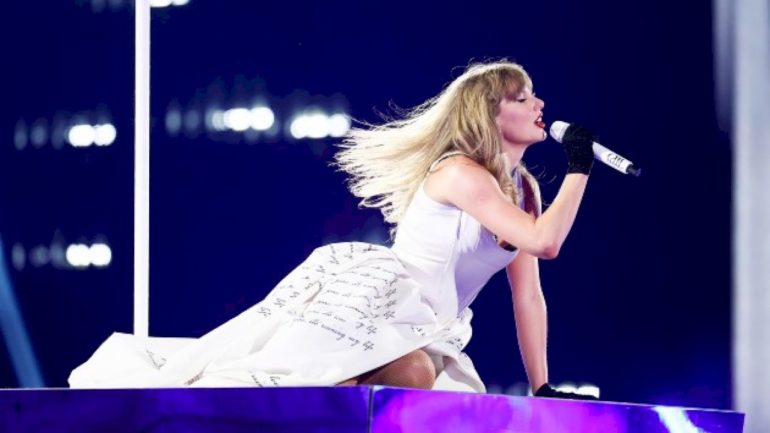 taylor-swift-announces-disney+-behind-the-scenes-eras-tour-docuseries,-‘final-show’-concert-film