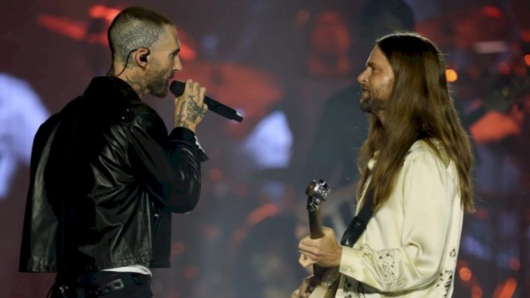 there-aren’t-many-beer-run-opportunities-during-maroon-5’s-tour