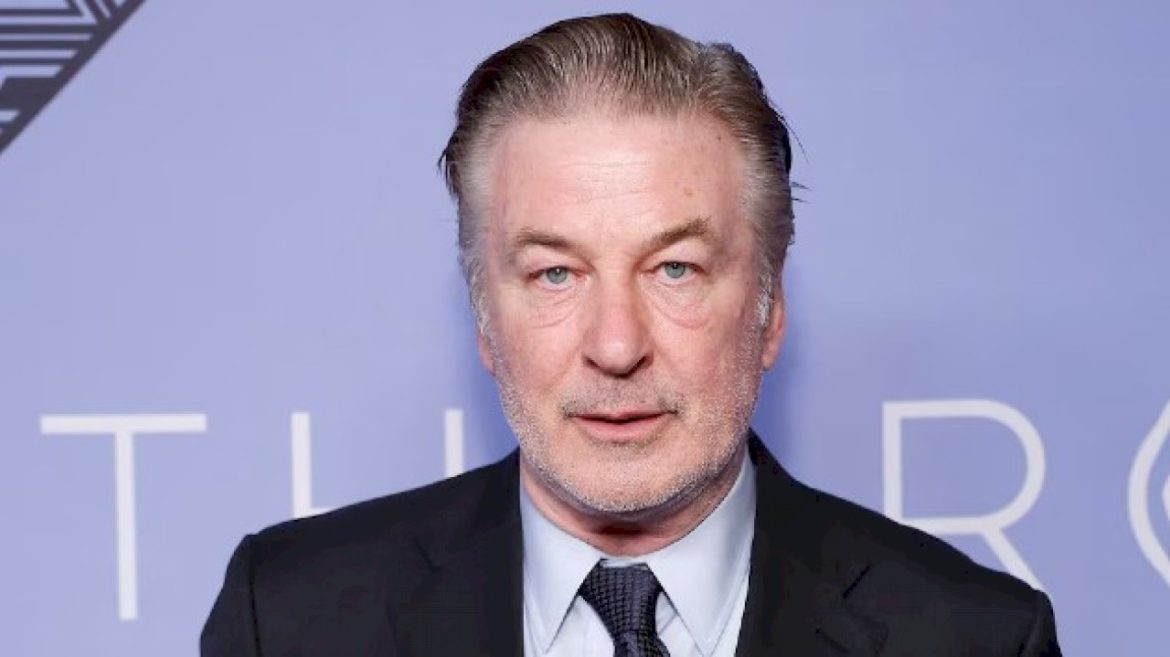 alec-baldwin-crashes-car-into-a-tree-in-east-hampton:-authorities