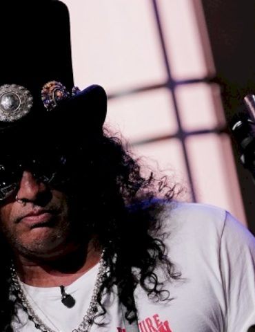 watch-slash-rip-solo-in-video-for-‘lost-boys’-musical-song-‘have-to-have-you’