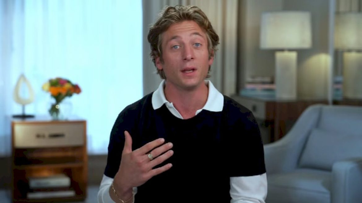 jeremy-allen-white-talks-playing-bruce-springsteen-in-front-of-springsteen