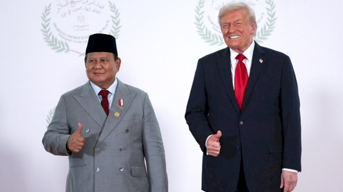 trump-overheard-on-‘hot-mic’-apparently-talking-business-with-indonesian-leader