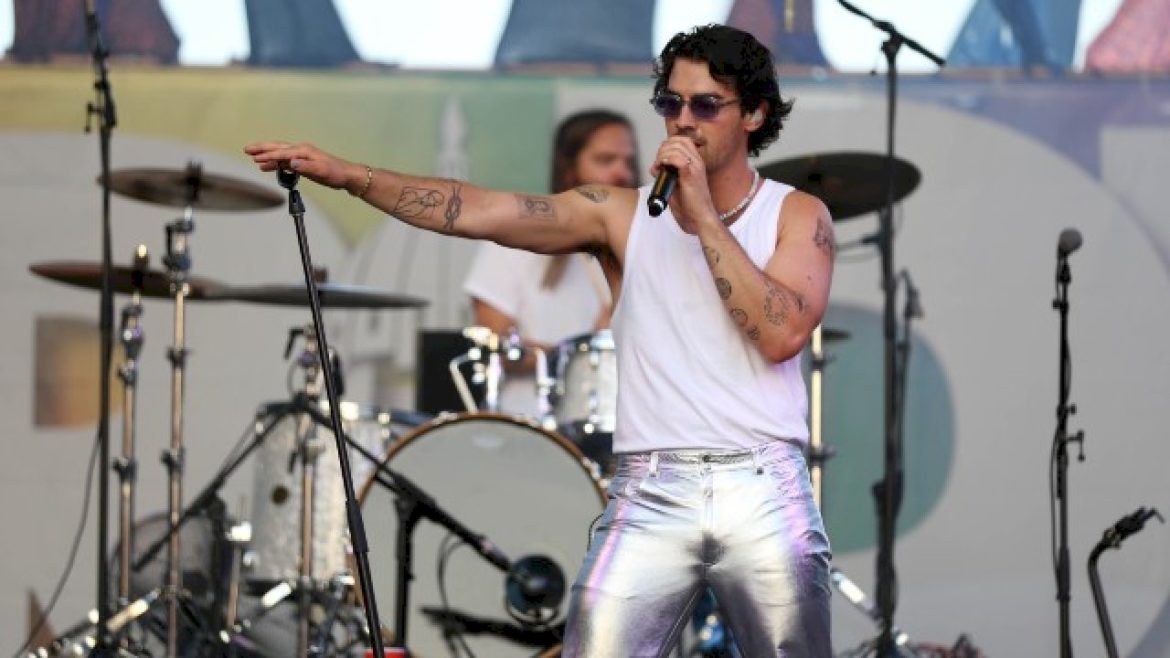 candy-by-the-ocean:-joe-jonas-&-dnce-book-halloween-show-in-miami